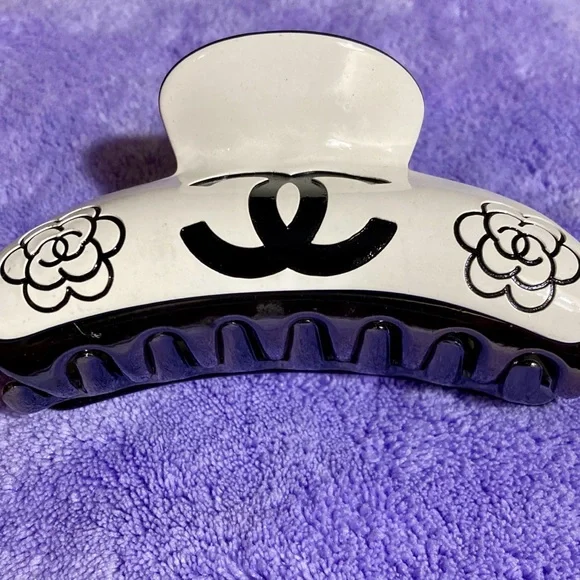 Chanel GWP VIPs Hair Claw 4” - Picture 2 of 3